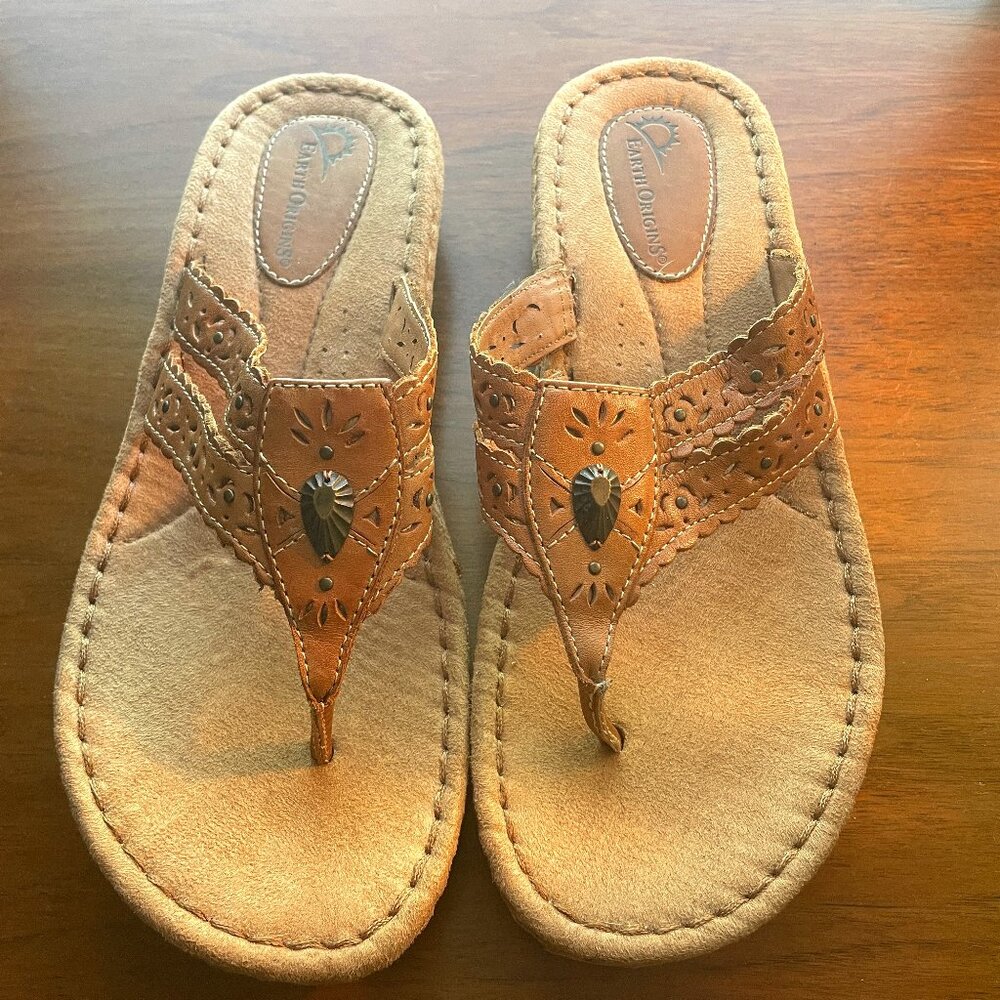 Earth Origins Brown Medallion Thong Leather Sandals Women’s US Size 8 | NWOT